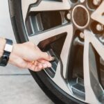 Meranie správneho tlaku v pneumatikách pre úsporu paliva a bezpečnosť jazdy.