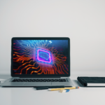 Výkonný notebook s moderným dizajnom, ideálny na hranie hier a profesionálne využitie.