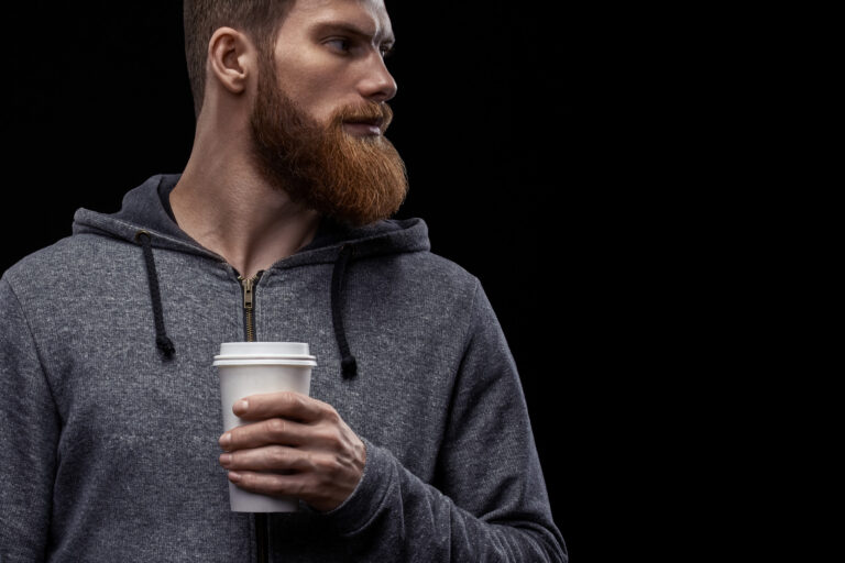 Muž si skúša štýlovú pánsku mikinu, ktorá je vhodná na voľný čas, šport aj bežné nosenie počas chladnejších dní.