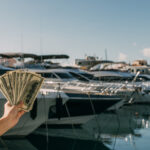 Rodina relaxujúca na palube lode, ilustrujúca rozhodovanie medzi kúpou a prenájmom jachty.