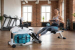 Domáci kardio tréning s fitness pomôckami a vybavením na zlepšenie kondície.