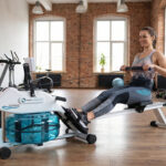 Domáci kardio tréning s fitness pomôckami a vybavením na zlepšenie kondície.